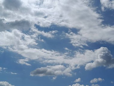 Hindistan 'da güneşli bir günde parlak mavi gökyüzü olan güzel beyaz sirk bulutlarının panoramik manzarası.