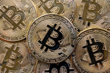 Parlak altın Bitcoin yığınının yakın çekimi..