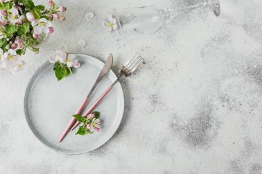 Bahar sofrası, çiçek açan elma ağacı dalları ve ışık masasında çiçekler. Provence tarzı tatil süslemeleri. Romantik bir akşam yemeği. Metin için kopyalama alanı ile birlikte genel giderler