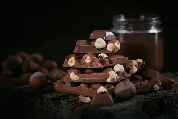 Pile Chocolat Lait Aux Noisettes Noix Sur Fond Bois Foncé — Photo