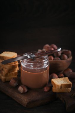 Kahvaltıda fındıklı çikolatalı tost..