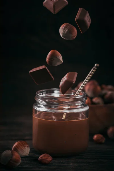 Cioccolato Casalingo Nocciola Latte Steso Vaso Vetro Fondo Legno Scuro — Foto Stock