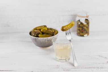 Bir kasede salatalık turşusu, turşu ve salatalık salatası. Temiz yemek, vejetaryen yemek konsepti