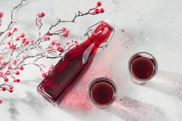 Två Glas Röd Cocktail Vodka Eller Likör Ljus Bakgrund Alkoholdryckskoncept — Stockfoto