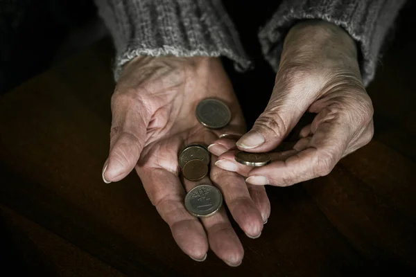 Feche Mãos Mulher Sênior Com Moedas Euro Pensionista Contando Dinheiro — Fotografia de Stock
