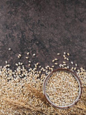 Organik pişmemiş inci arpa manzaralı. Soyut bir doku olarak çiğ arpa gevreği tanecikleri.