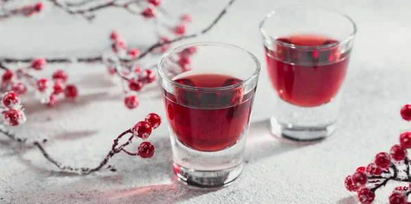 Dos vasos de cóctel rojo, vodka o licor sobre fondo claro — Foto de Stock