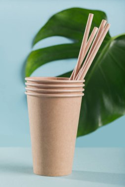 Yemek ve sokak fast food kağıt bardakları ve pipetleri. Dışarıda yemek ve içmek için aksesuarlar. Ekoloji, geri dönüşüm kavramı.