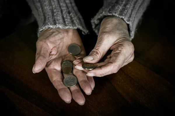 Großaufnahme Einer Seniorin Mit Euromünzen Rentnerin Zählt Geld Ihre Hände — Stockfoto