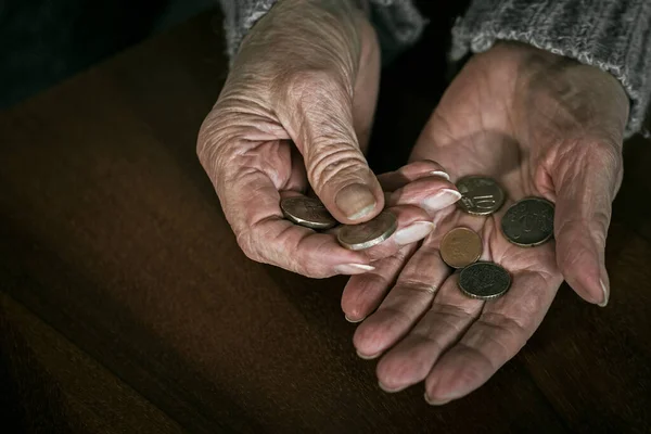 Großaufnahme Einer Seniorin Mit Euromünzen Rentnerin Zählt Geld Ihre Hände — Stockfoto