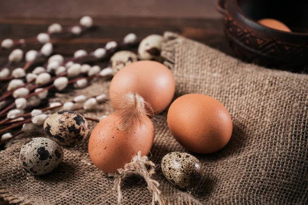 Szczęśliwa kartka wielkanocna z naturalnym kolorem jaj — Zdjęcie stockowe