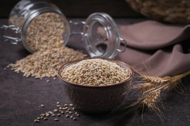 Kurutulmamış organik arpa gevreği kasede.