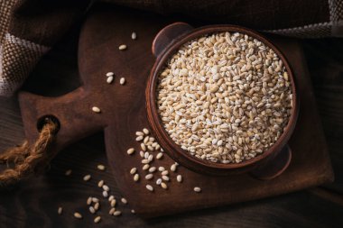 Kurutulmamış organik arpa gevreği kasede.