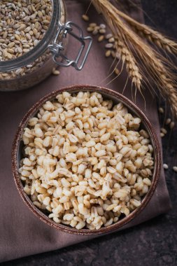 Bir kase soyulmuş arpa lapası.