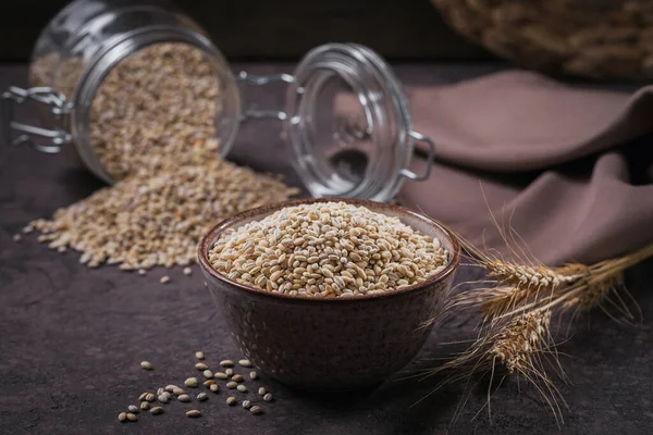 Kurutulmamış organik arpa gevreği kasede.