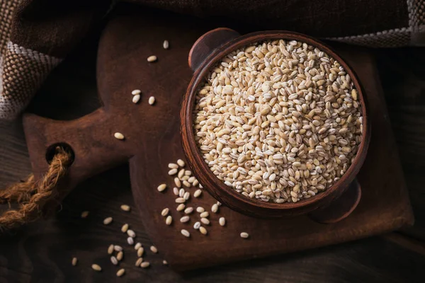 Kurutulmamış organik arpa gevreği kasede.