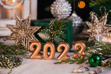 Soyut Advent 2023 Arkaplan. Noel kartında tatil havası var. Fenerli Noel Feneri, hediyeli Dekorasyon ve Odaklanmış Işıklar