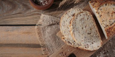 Dilimlenmiş taze tahıllı ekmek, yulaf, keten tohumu ve susam tohumları. Fırın ürünleri