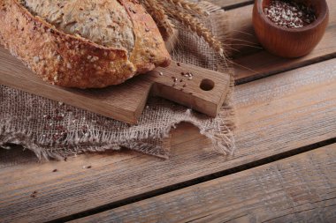 Taze pişmiş tahıllı ekmek, yulaf, keten tohumu ve susam tohumları. Fırın ürünleri