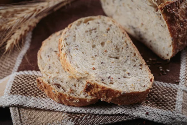 Gesneden Vers Gebakken Volkorenbrood Met Haver Lijnzaad Sesamzaad Rustieke Houten — Stockfoto