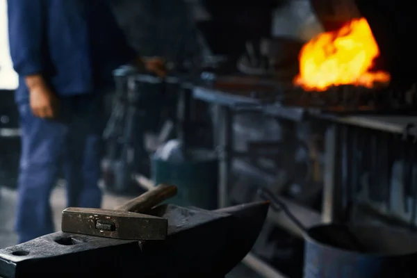Крупним планом ковальський нагрівальний металевий шматок під кузовом — стокове фото