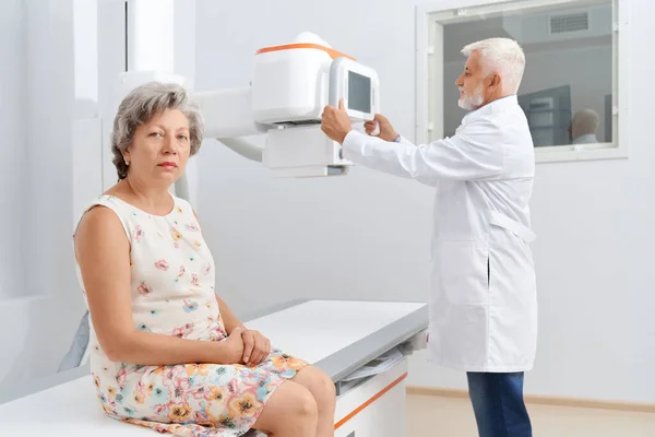 환자와 초음파 검사를 준비하고 있는 오래 된 방사선 전문의. — 스톡 사진