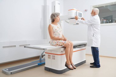 Eski radyolog hastayla ultra ses seansına hazırlanıyor.. 