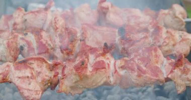 Şiş kebap şiş kebap ateşte kızarıyor.