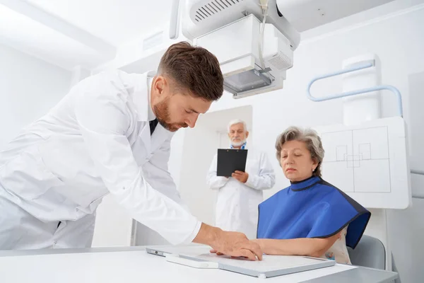 방사선 전문의는 초음파 검사를 위해 환자의 손가락을 스캔하였다. — 스톡 사진