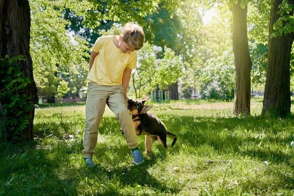 Enfant positif s'amusant avec un chiot au parc d'été — Photo