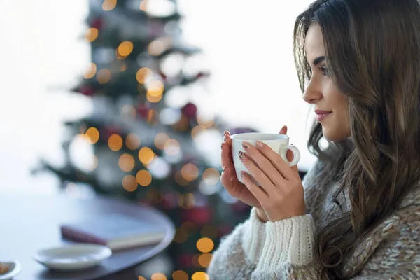 Чарівна жінка п'є каву під час відпочинку вдома — стокове фото