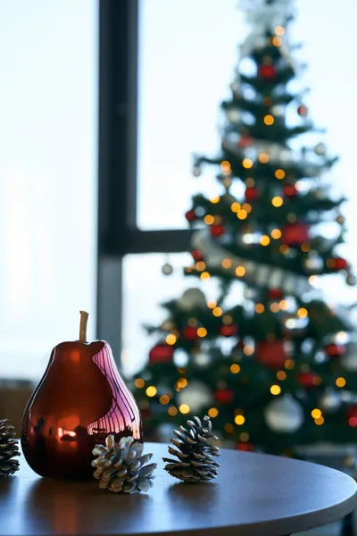 Fa asztal ünnepi dekorációval és karácsonyfával — Stock Fotó