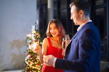 Noel 'i havai fişek ve şampanyayla kutlayan çift