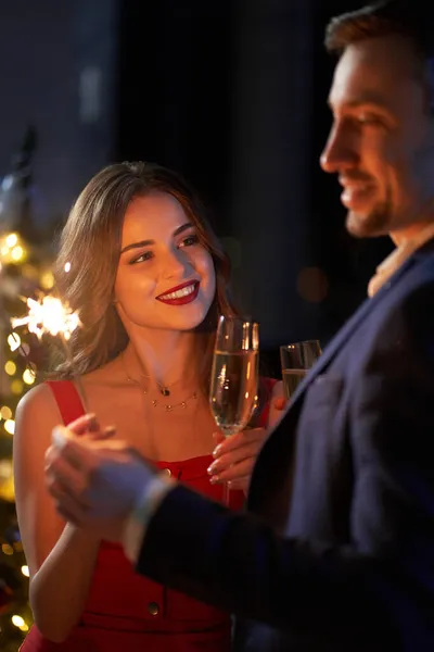 Paar feiert Neujahr mit Wunderkerzen und Champagner — Stockfoto