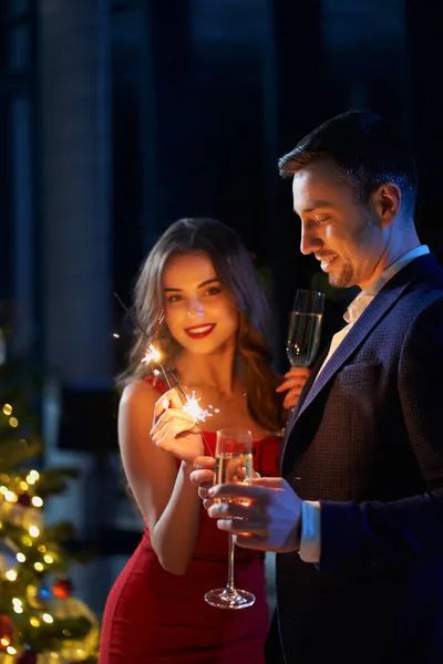 Paar feiert Neujahr mit Wunderkerzen und Champagner — Stockfoto