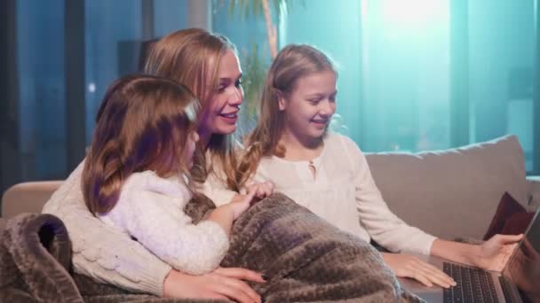 Deux filles assises sur le canapé avec mère lors d'un appel vidéo — Video