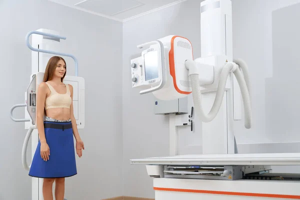 Brunette mulher digitalizando pulmões no gabinete de radiologia. — Fotografia de Stock
