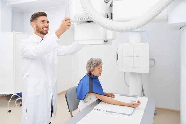 Radioloog die ultra-geluidshulpmiddel regelt die voor kenmerkend voorbereiden. — Stockfoto