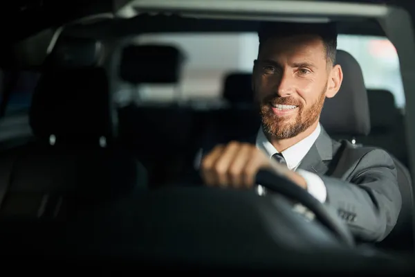 Porträtt av leende testning auto när du besöker bilcentrum — Stockfoto