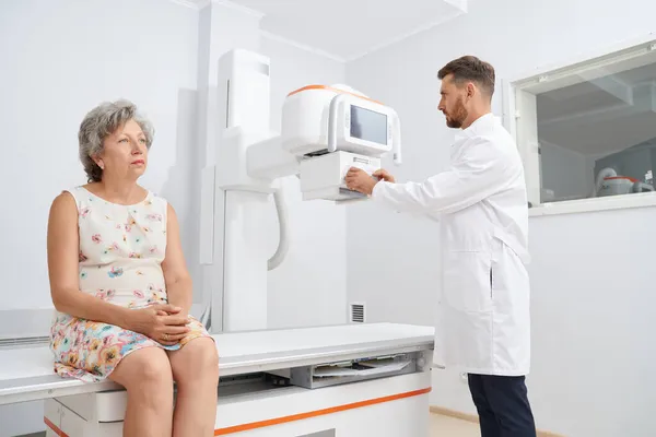 Šedovlasý pacient ve skříni radiologického lékaře. — Stock fotografie