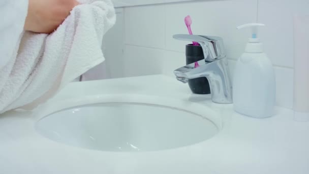 Mujer en albornoz limpiando las manos con toalla blanca limpia — Vídeos de Stock