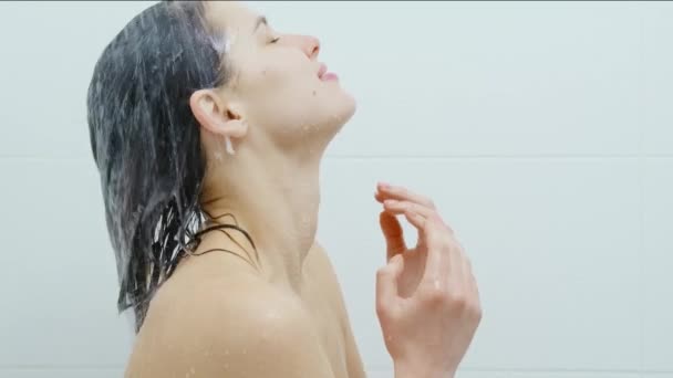 Mujer positiva disfrutando de la ducha matutina — Vídeos de Stock