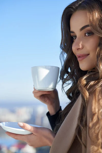Atrakcyjna kobieta pijąca kawę na tarasie — Zdjęcie stockowe