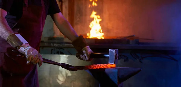 Detailní záběr člověka v rukavicích zpracování vyhřívané oceli na kovadlině — Stock fotografie