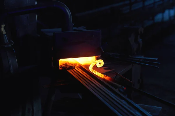 Close up di forgia stufa con pezzi di riscaldamento in acciaio all'interno — Foto Stock