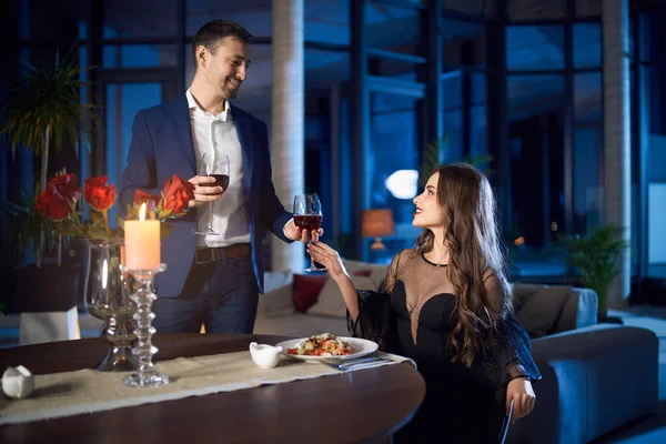 Glückliches Paar genießt den Abend zu Hause mit Wein — Stockfoto