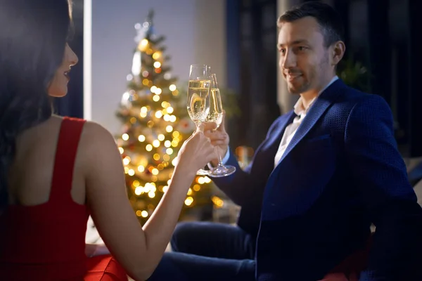 Junges Paar feiert romantischen Abend mit Champagner zu Hause — Stockfoto