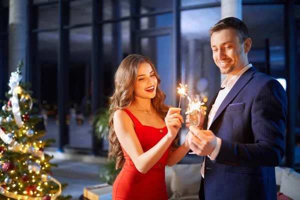 Casal encantador celebrando feriados de Natal em casa — Fotografia de Stock