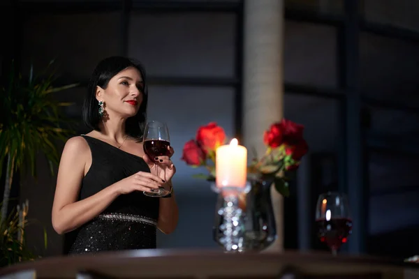 Elegante Frau bei Wein und Kerze. — Stockfoto