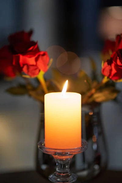 Vela branca acolhedora com belas rosas para o jantar romântico. — Fotografia de Stock
